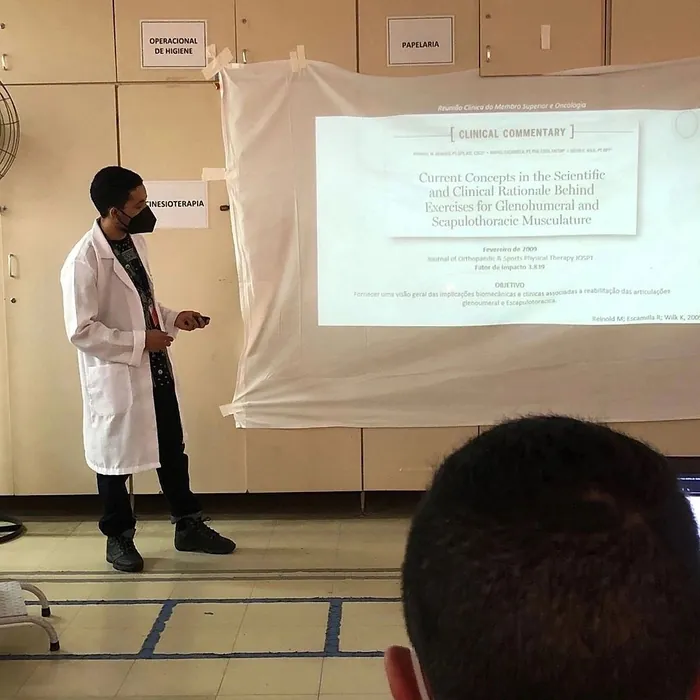 Jean Carlos apresentando um estudo em reunião clínica na Santa Casa de São Paulo